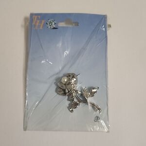 Open Rose with Faux Pearl in the Center Brooch Pin Silver Tone